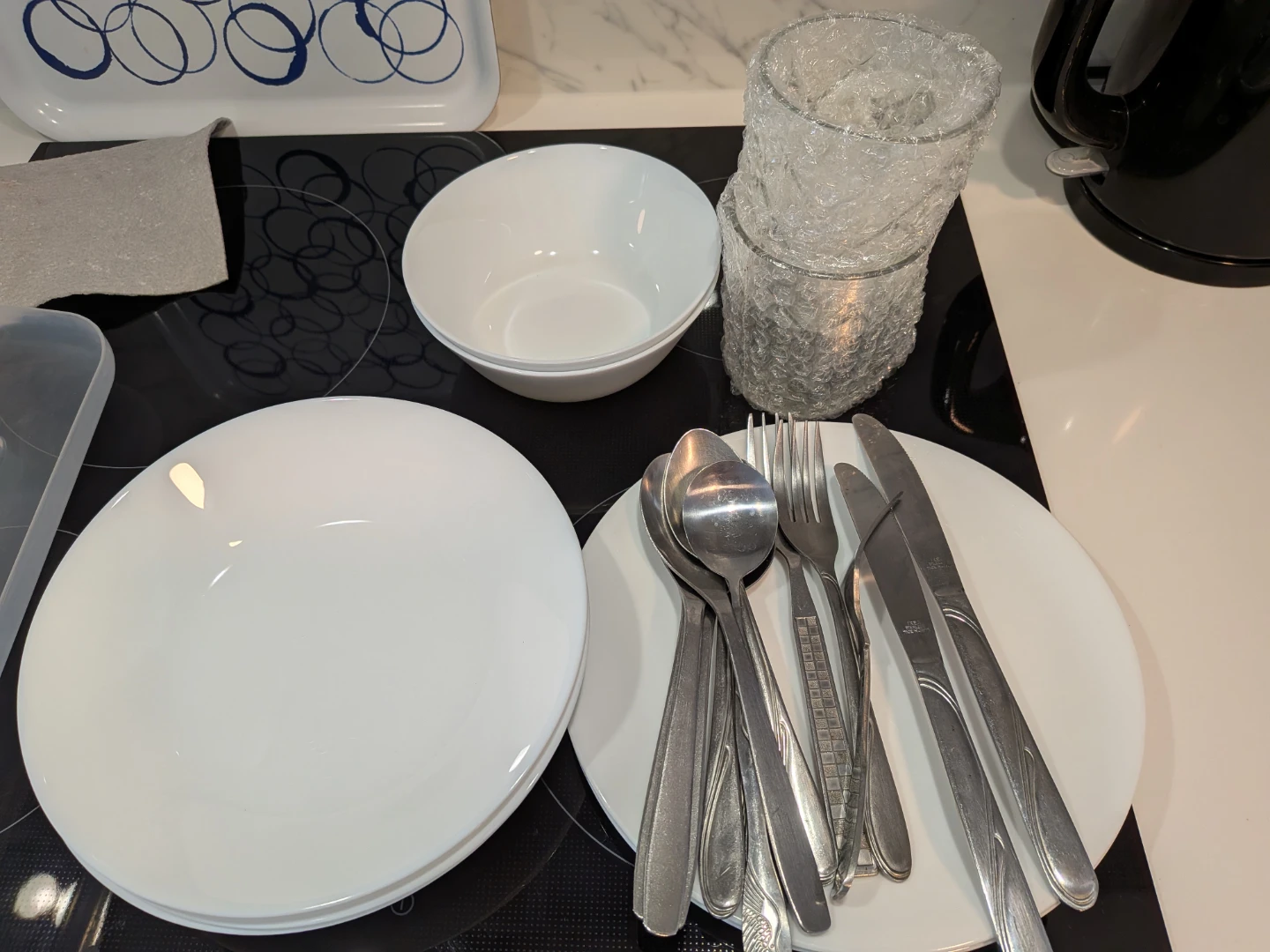 Dinnerware set for 2ppl