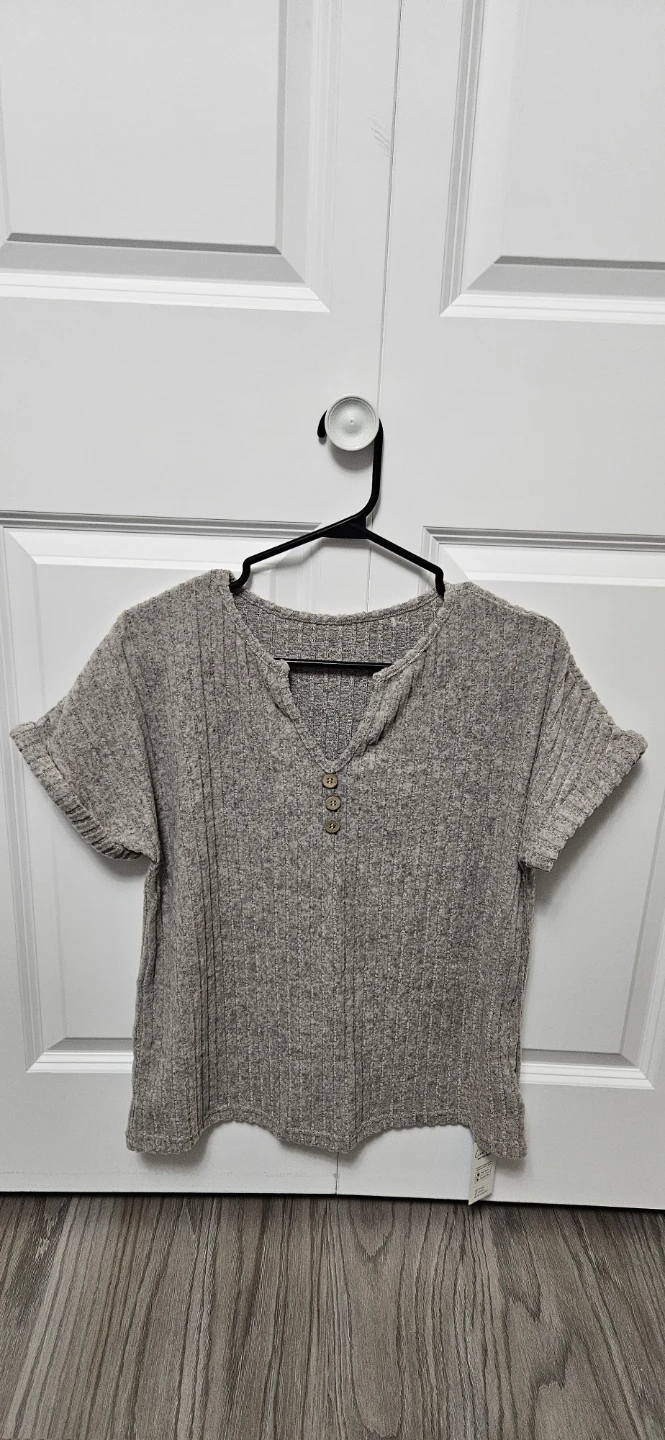 CUPSHE Women's Grey Ribbed Henley T-Shirt