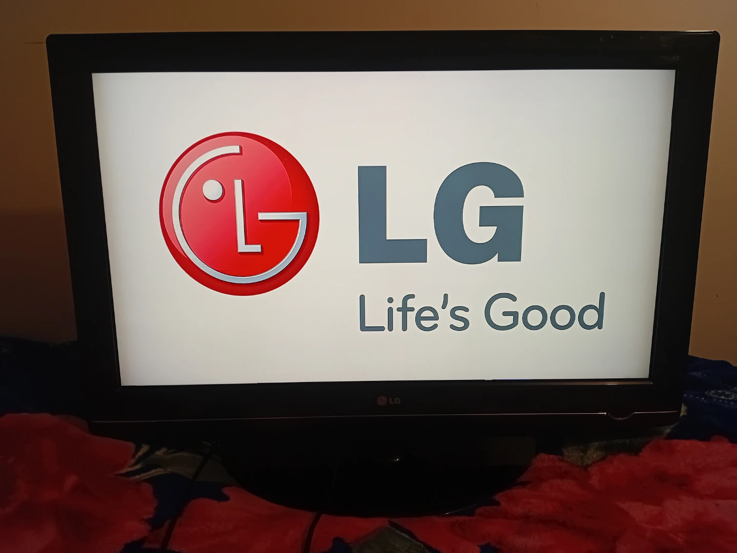 LG 37LG50 37" HD TV - photo 2