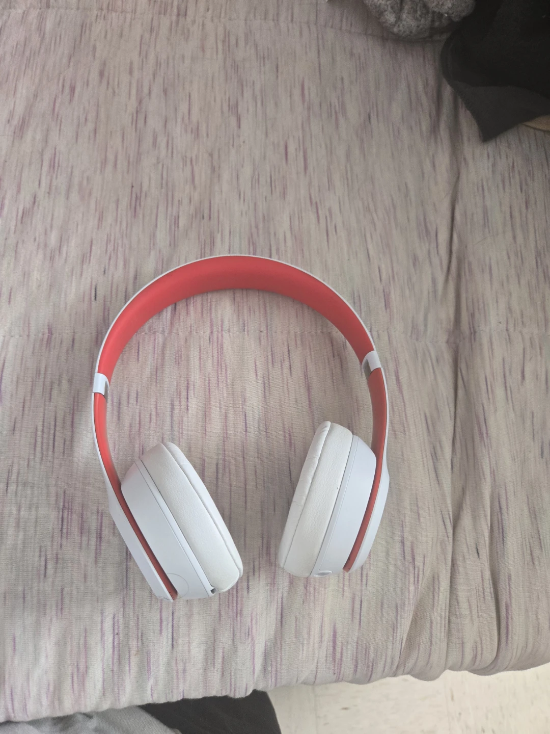 Beats Solo3 Wireless On-Ear Headphones - White