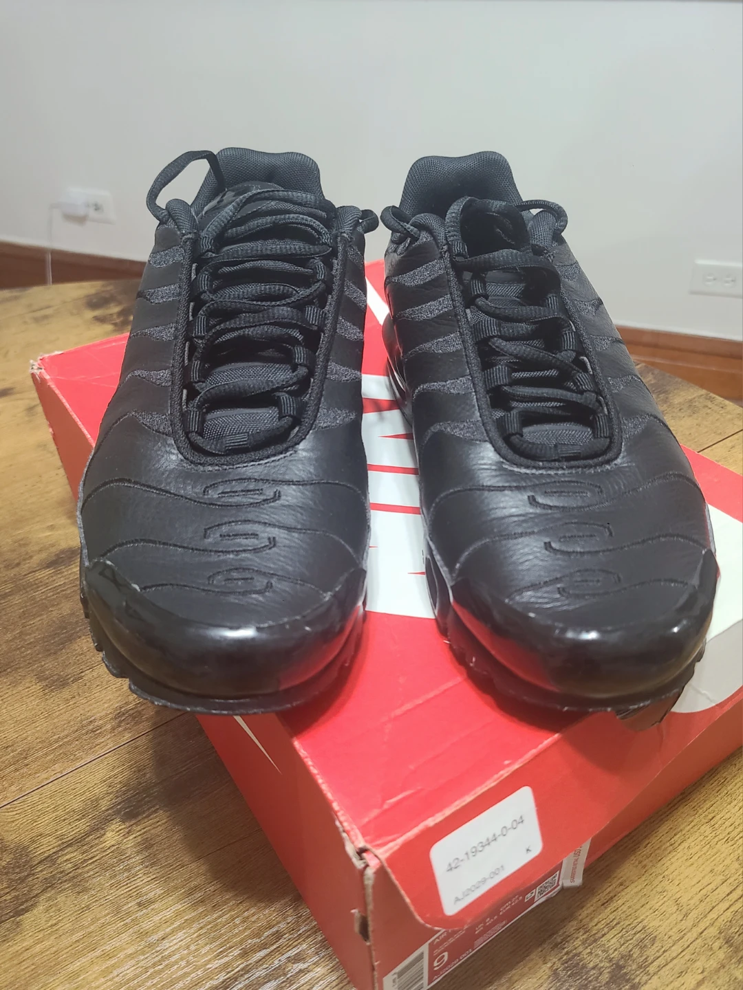 Nike Air Max Plus TN Triple Black Leather AJ2029-001 Size 9 US - photo 2