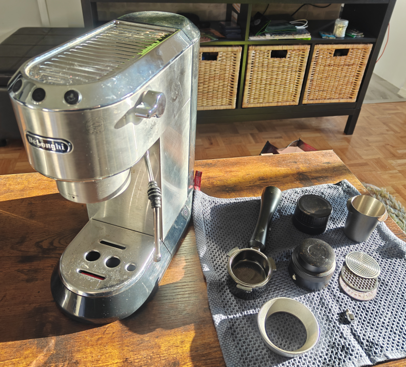 DeLonghi Espresso Machine with Accessories