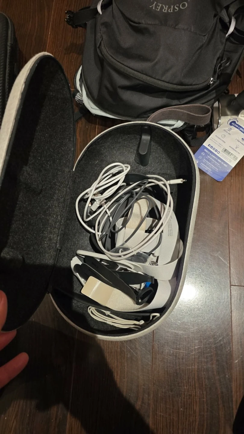 Oculus Quest 2 with accessories - photo 2