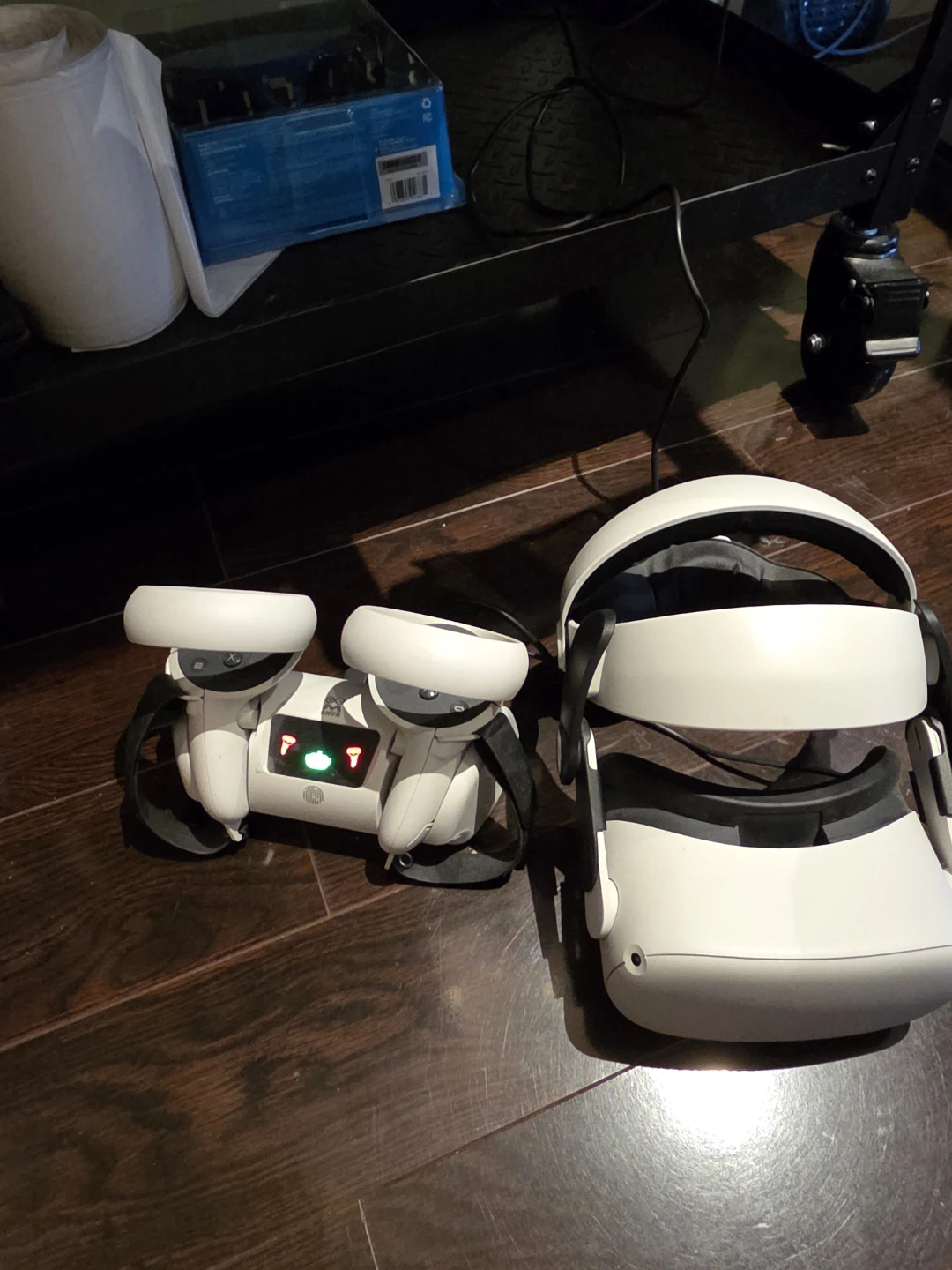 Oculus Quest 2 with accessories - photo 3