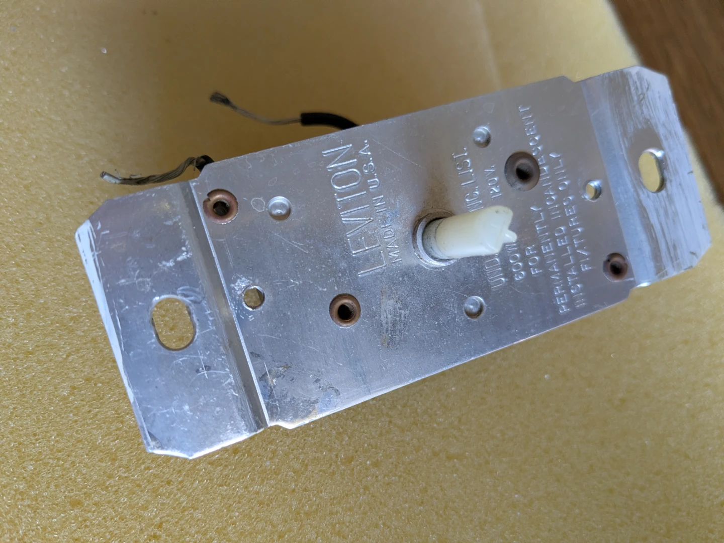Leviton 600W 120V Incandescent Fixture Switch - photo 5