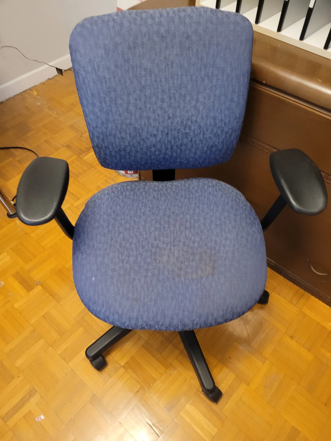 L-shaped desk with chair - photo 4
