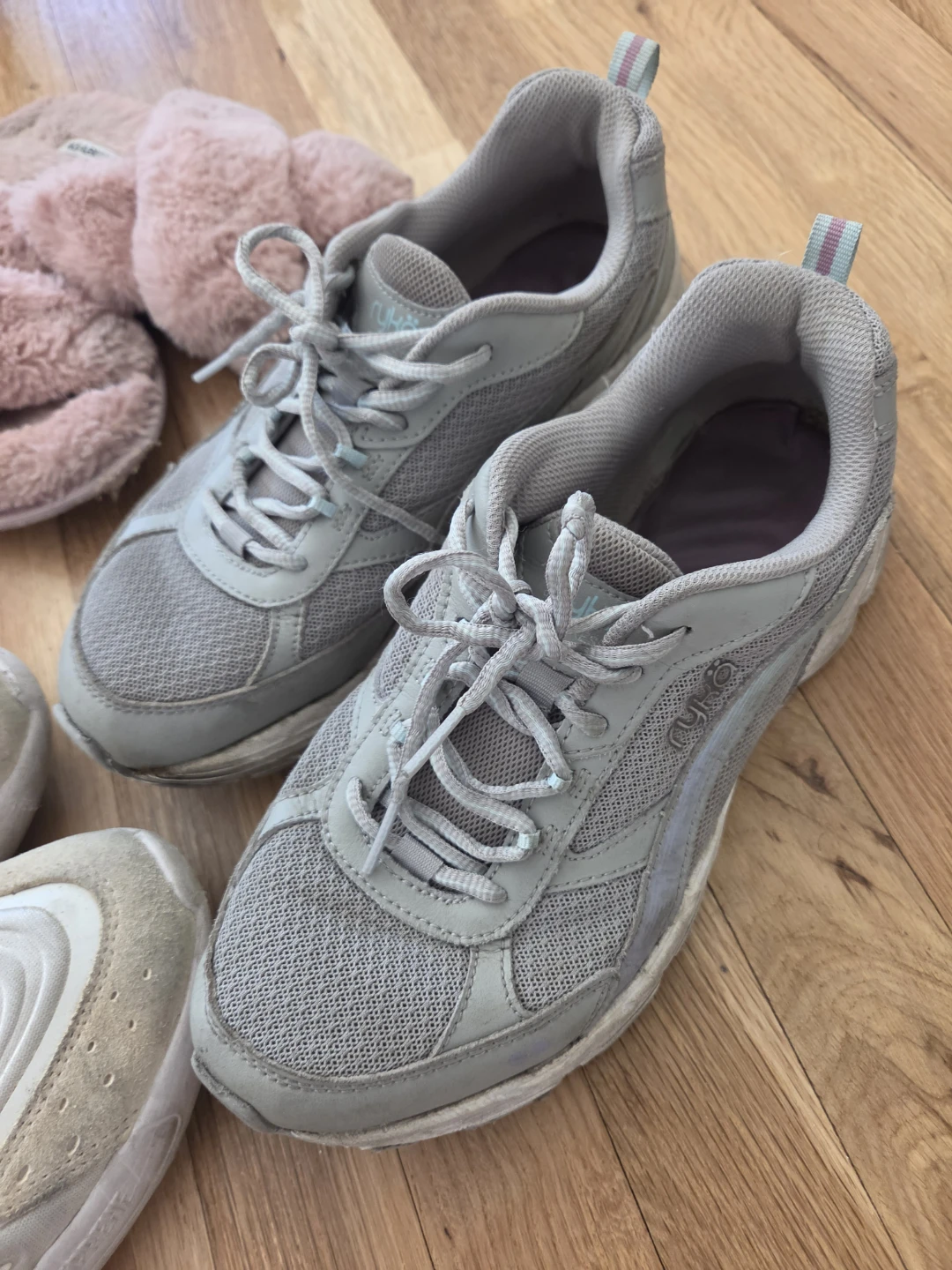 Adidas Ozelle & Skechers Sneakers, Moon Cake & Kiabi Slippers - photo 2