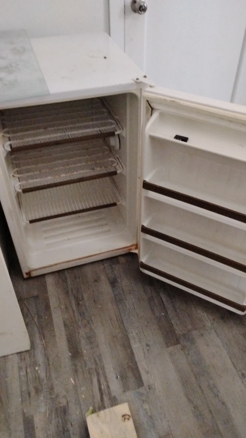 Eatons Viking White apartment size freezer - photo 2