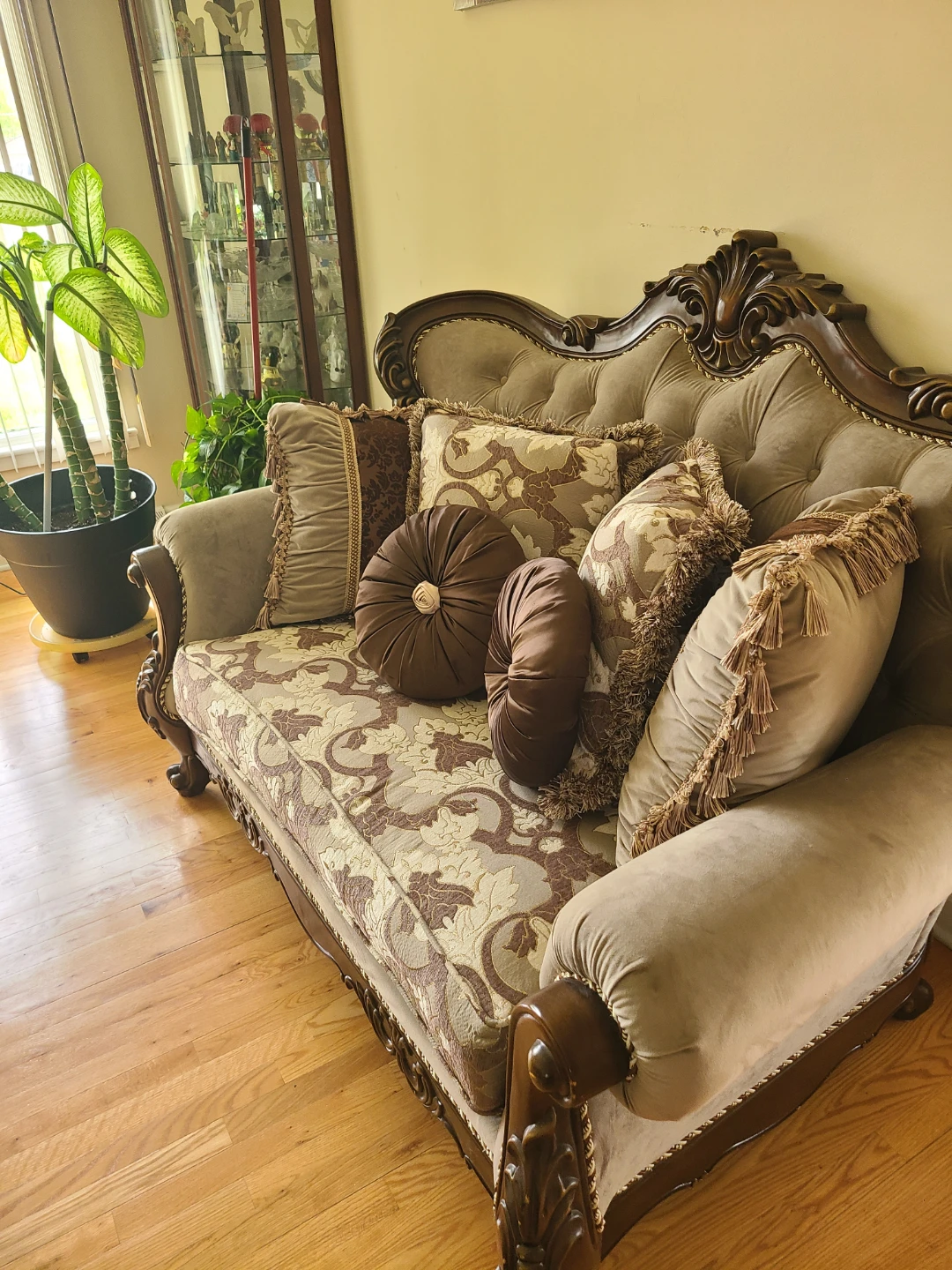 Elegant Sofa with Decorative Pillows - photo 3