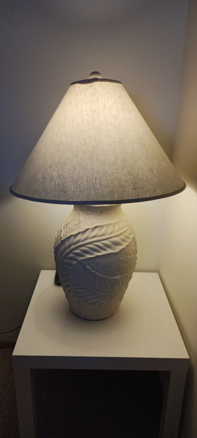 Textured Leaf Table Lamp