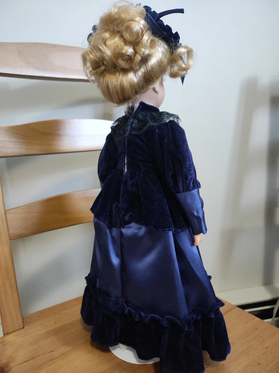 Vintage Porcelain Doll in Blue Velvet Dress - photo 4