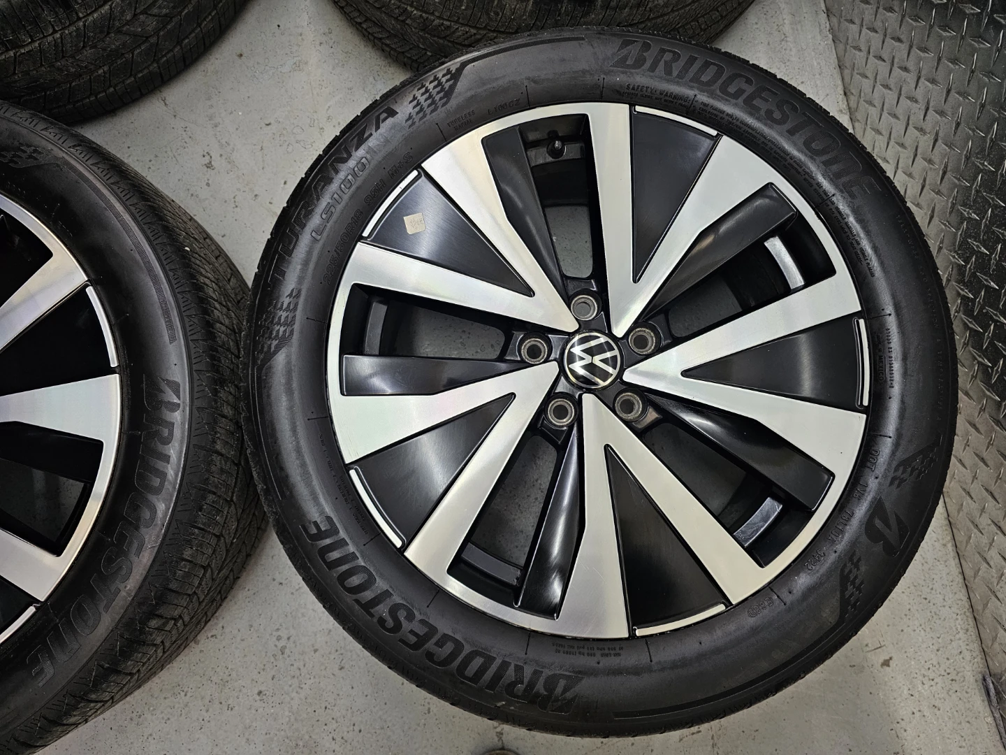 VOLKSWAGEN TAOS O.E.M RIMS AND ALL SEASON TIRES 225/50 R18 - photo 4