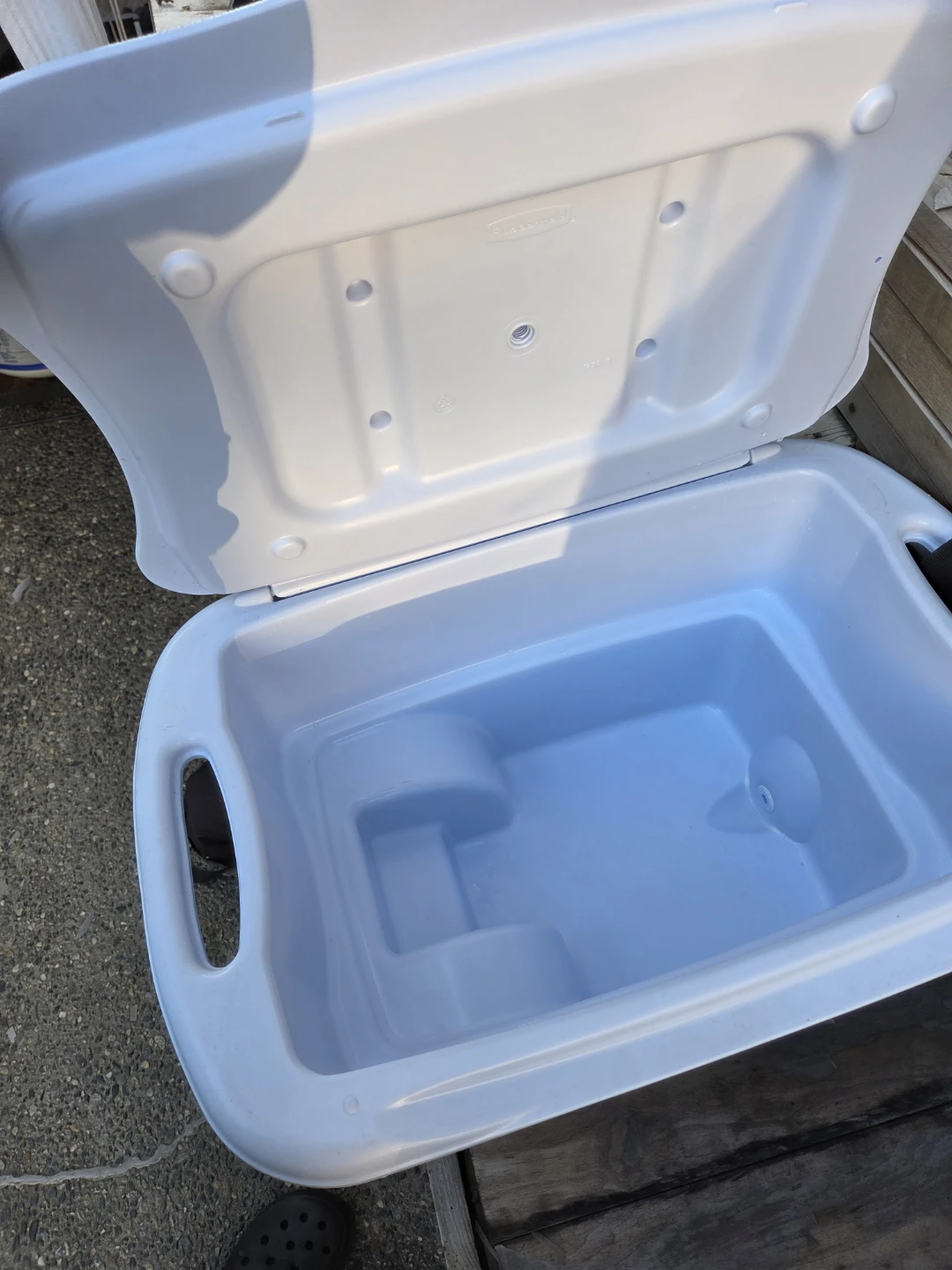 Rubbermaid Cooler with Wheels - photo 2