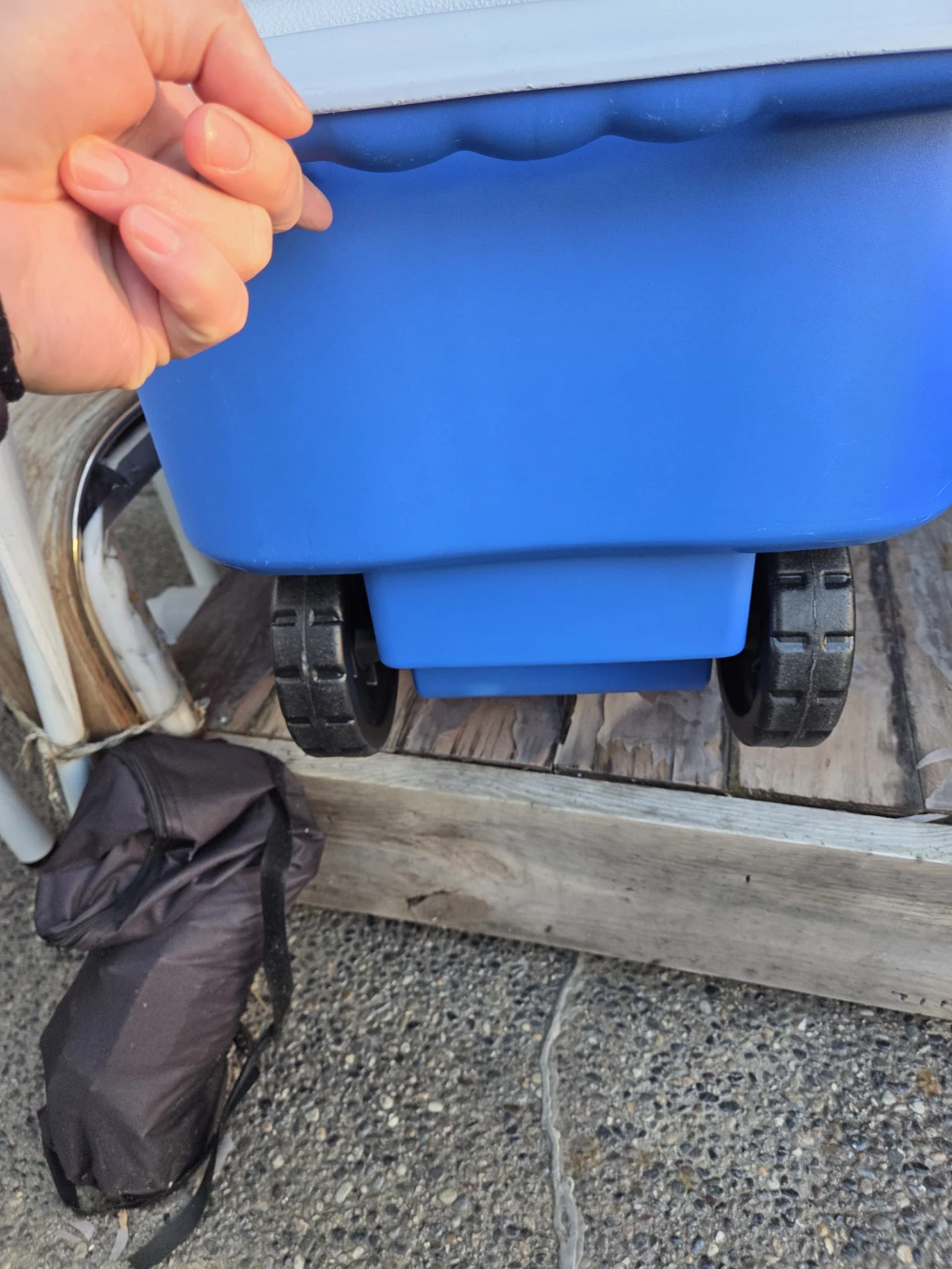 Rubbermaid Cooler with Wheels - photo 3
