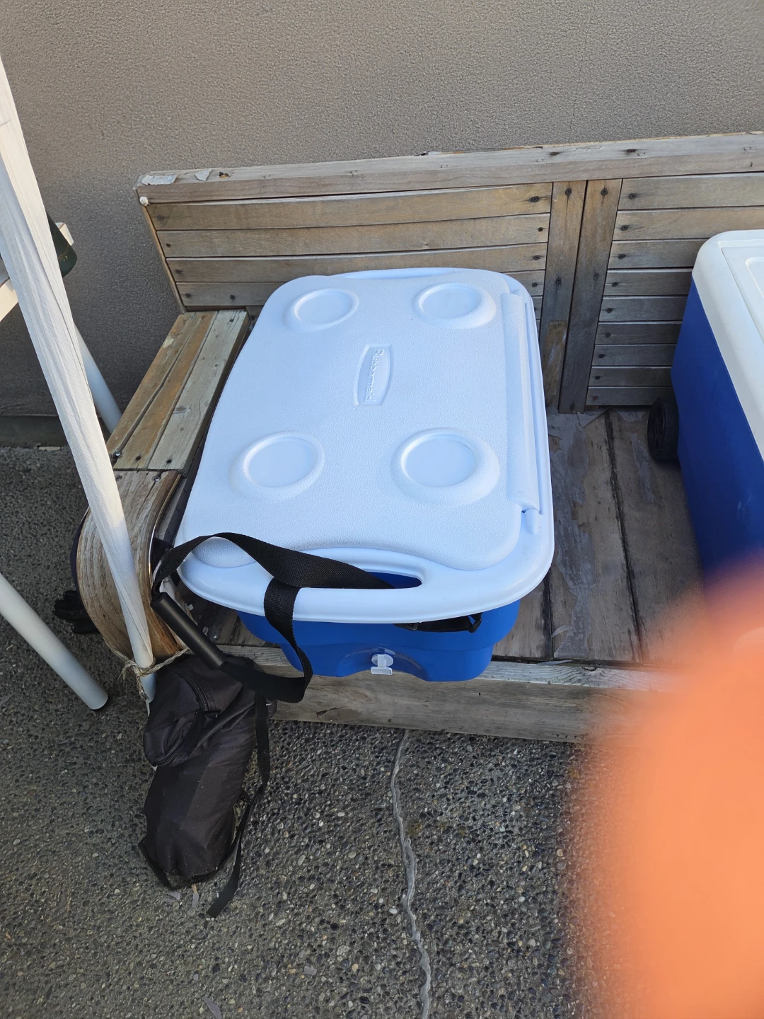 Rubbermaid Cooler with Wheels - photo 4