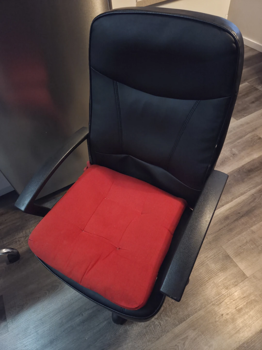 Black Office Chair with Red Cushion - photo 2