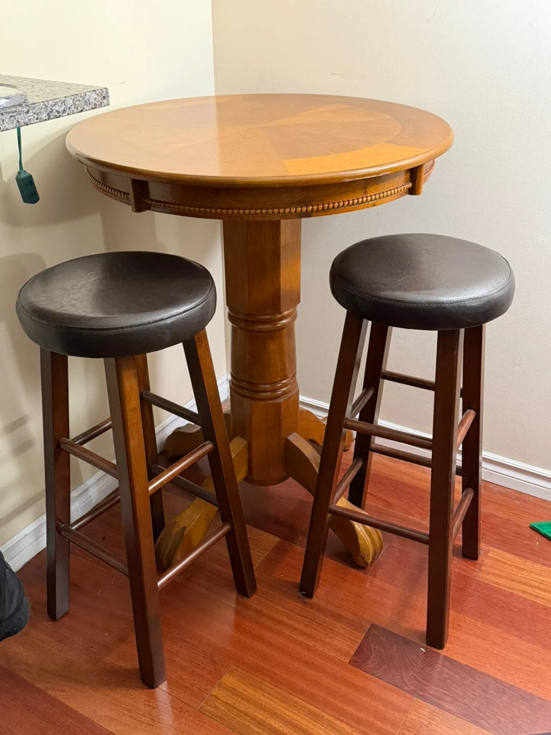 Bar stools and table - photo 3
