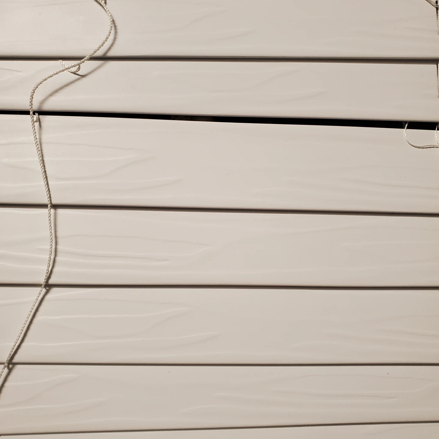 White Faux Wood Blinds  - 46.5 × 21 - photo 2