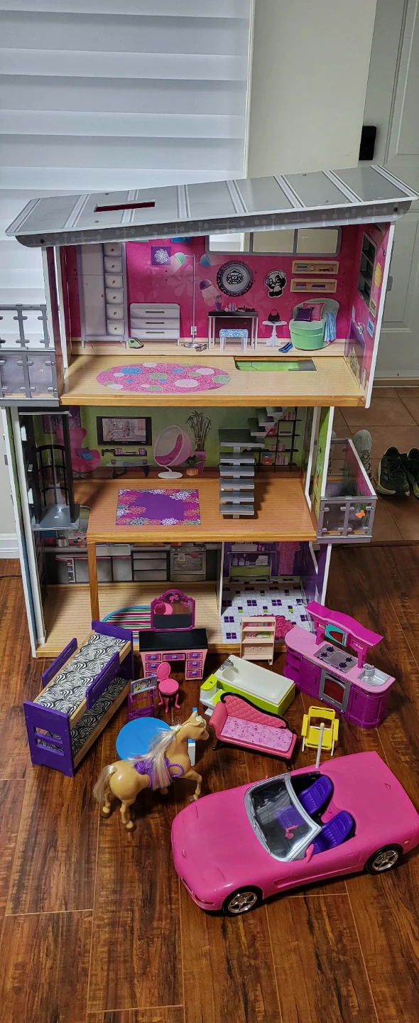 Dollhouse with Accessories and Dolls