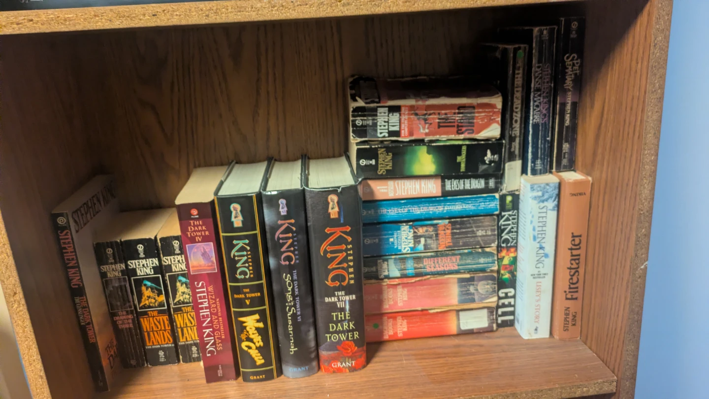 Assorted Steven King books - photo 2
