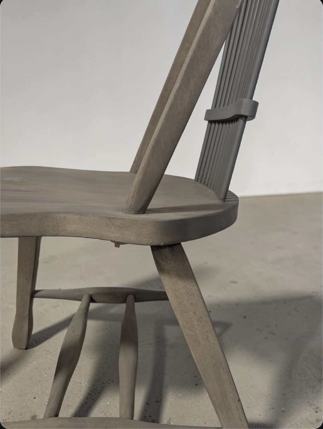 Solid Wood Windsor-Style Chair – Beautiful Condition - photo 3