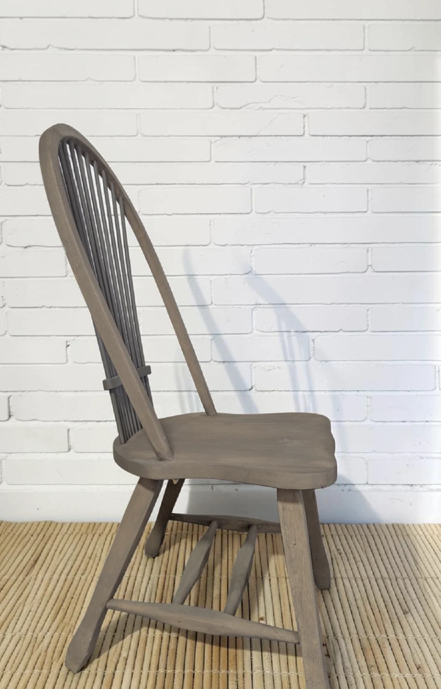 Solid Wood Windsor-Style Chair – Beautiful Condition - photo 4