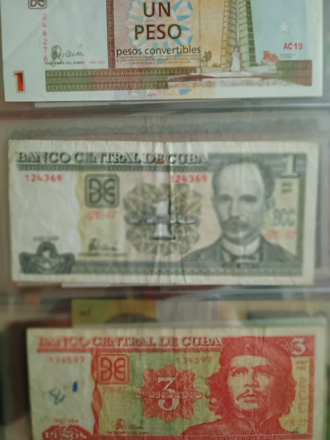 Banco Central de Cuba Banknotes - 1 Peso, 1 Peso, 3 Pesos - photo 2