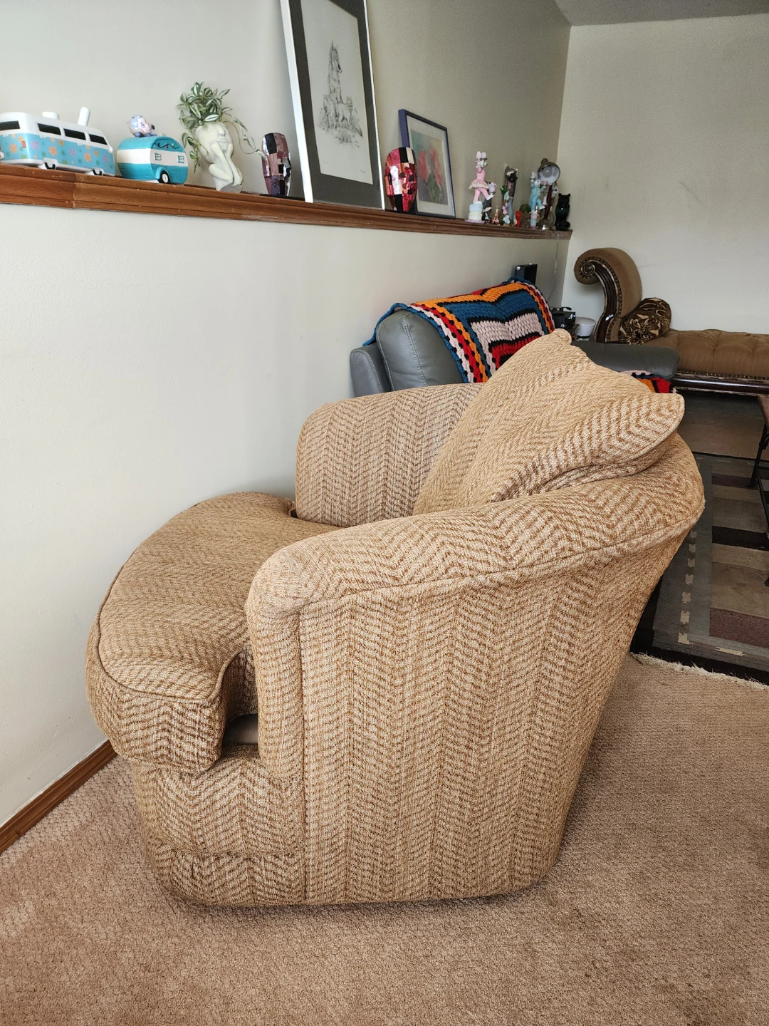For Sale: La-Z-Boy Swivel Barrel Chair – Excellent Condition - photo 3