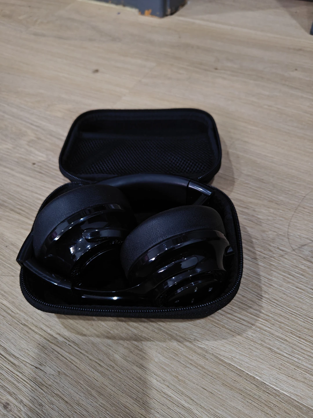 BENGOO Wireless Headphones with Case