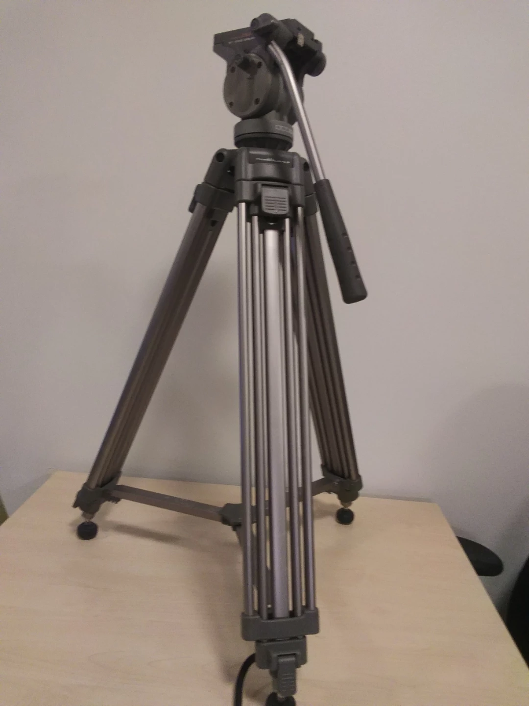 Video Tripod - photo 2