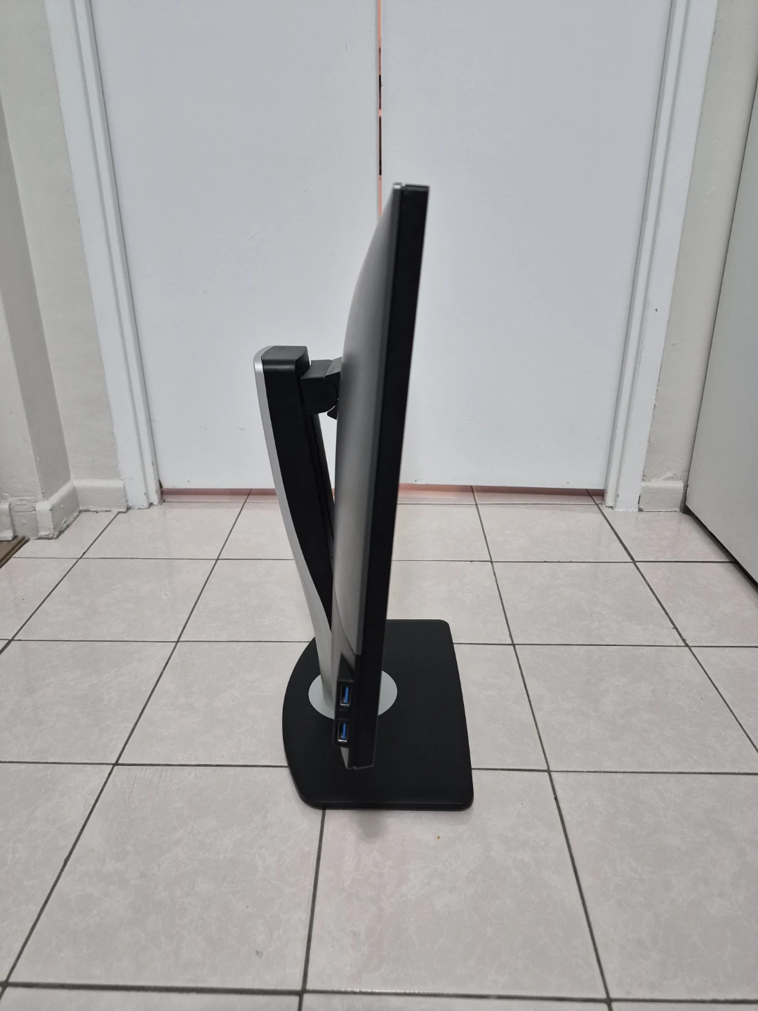 Dell Ultrasharp 24 inch Infinity Edge Monitor - photo 2