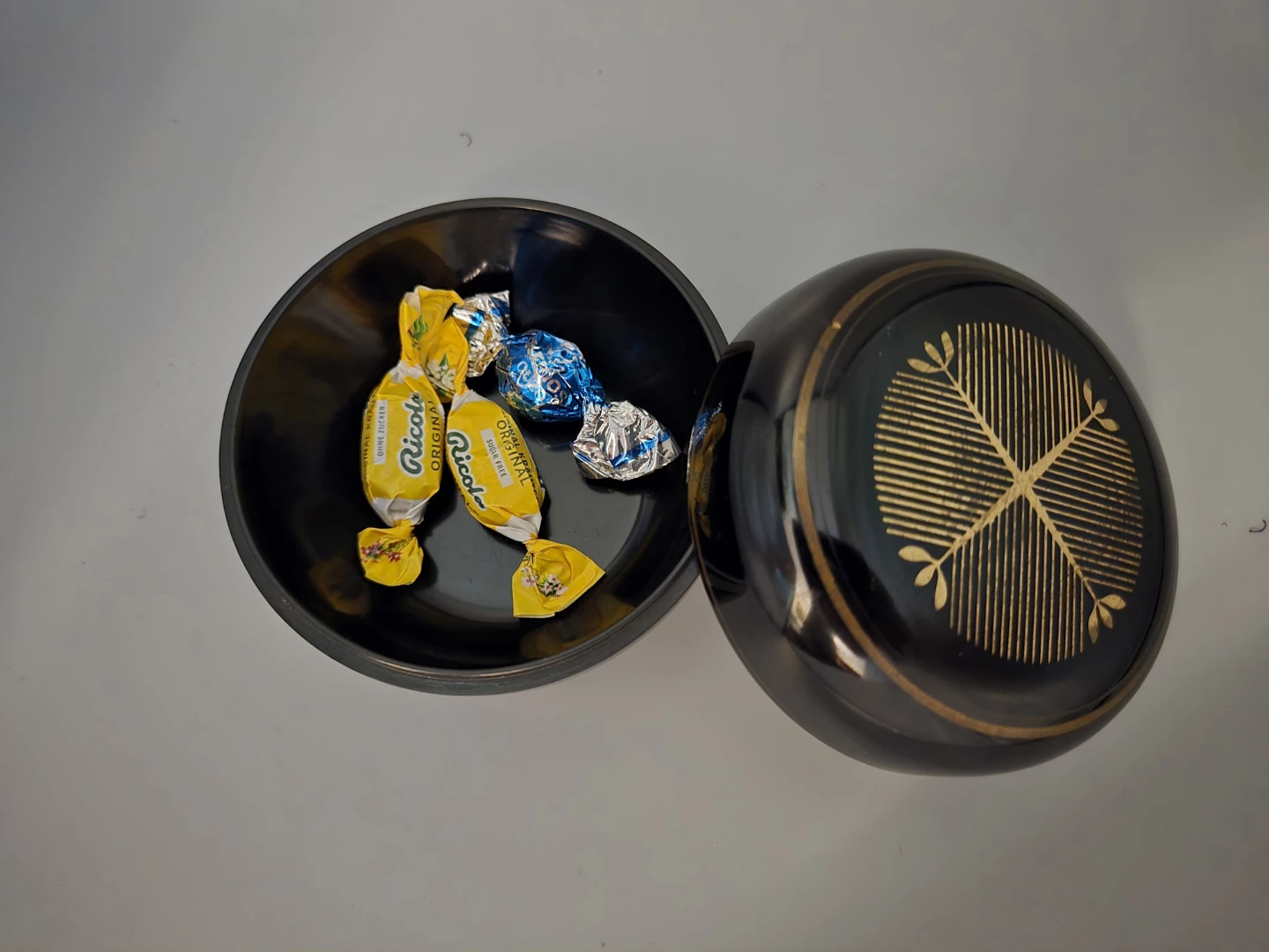Small Vintage Lacquer Trinket Box - photo 2