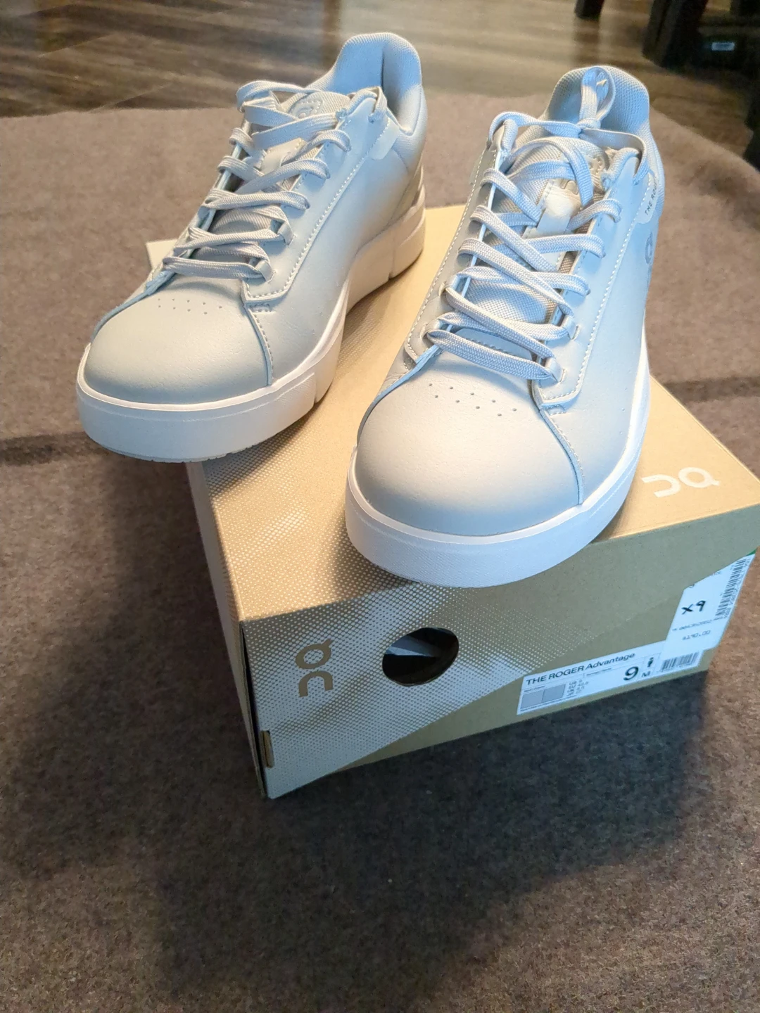 On The Roger Advantage Sneakers - Light Grey