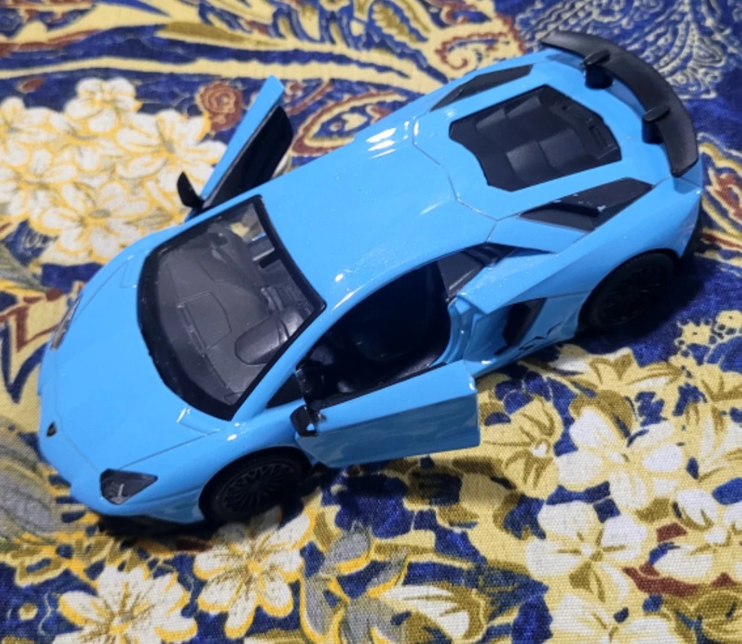 Lamborghini SV & Mercedes AMG C63 Diecast Cars - photo 4