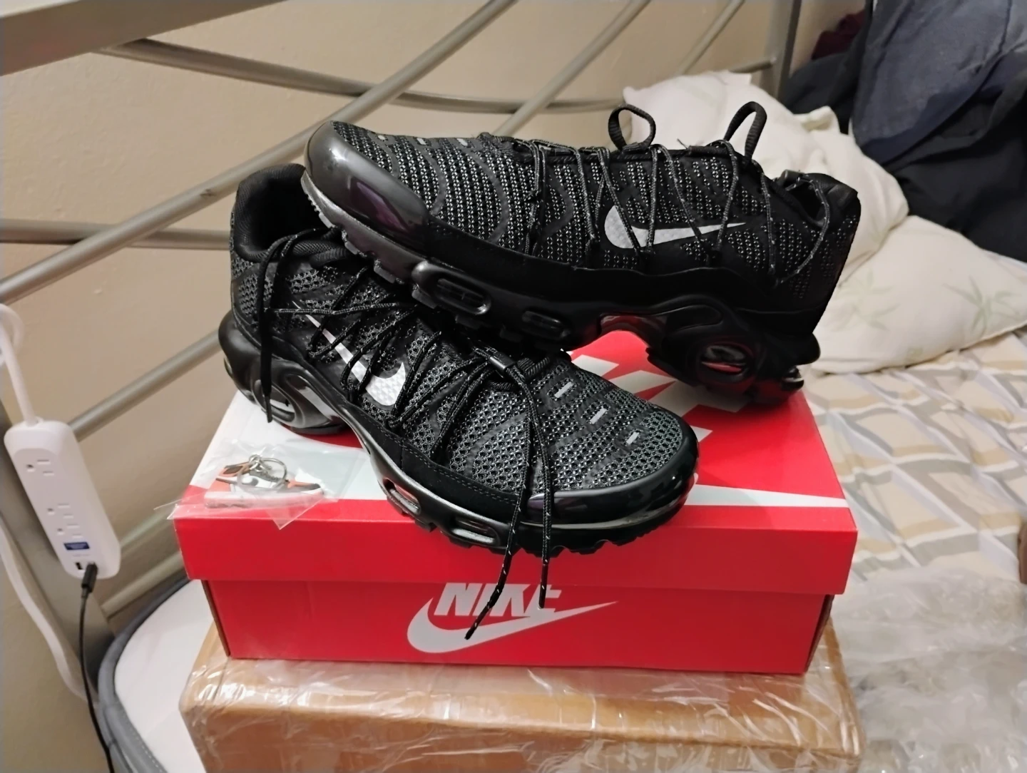 Nike Air Max Plus Black/Silver Running Shoes Size 9.5 - photo 3