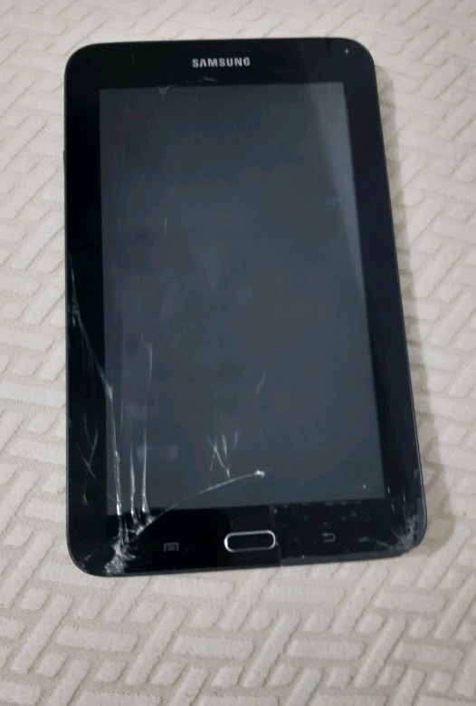 Samsung Tablet - Screen Cracked - photo 2