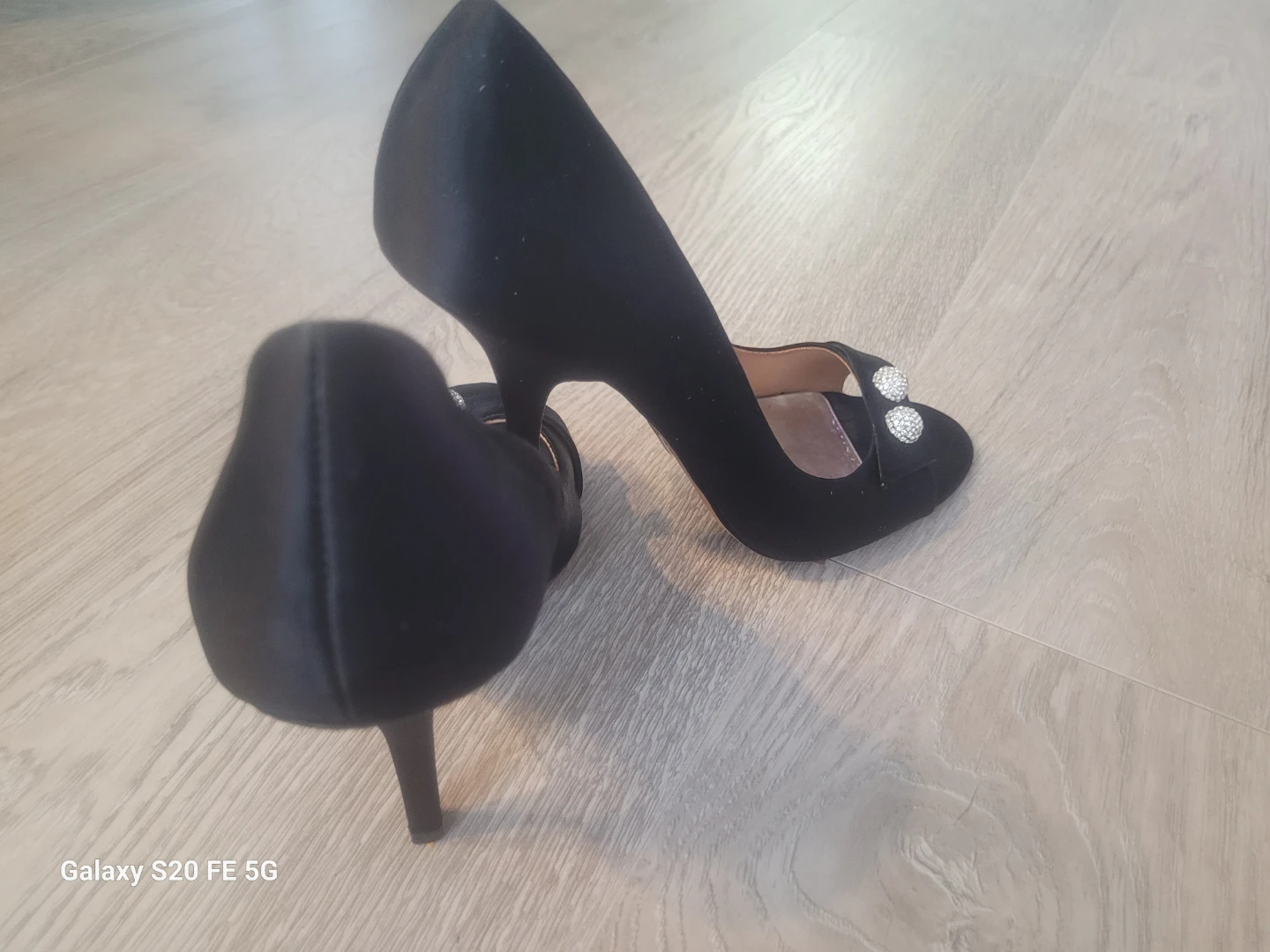 Badgley Mischka Black Satin Heels - photo 4