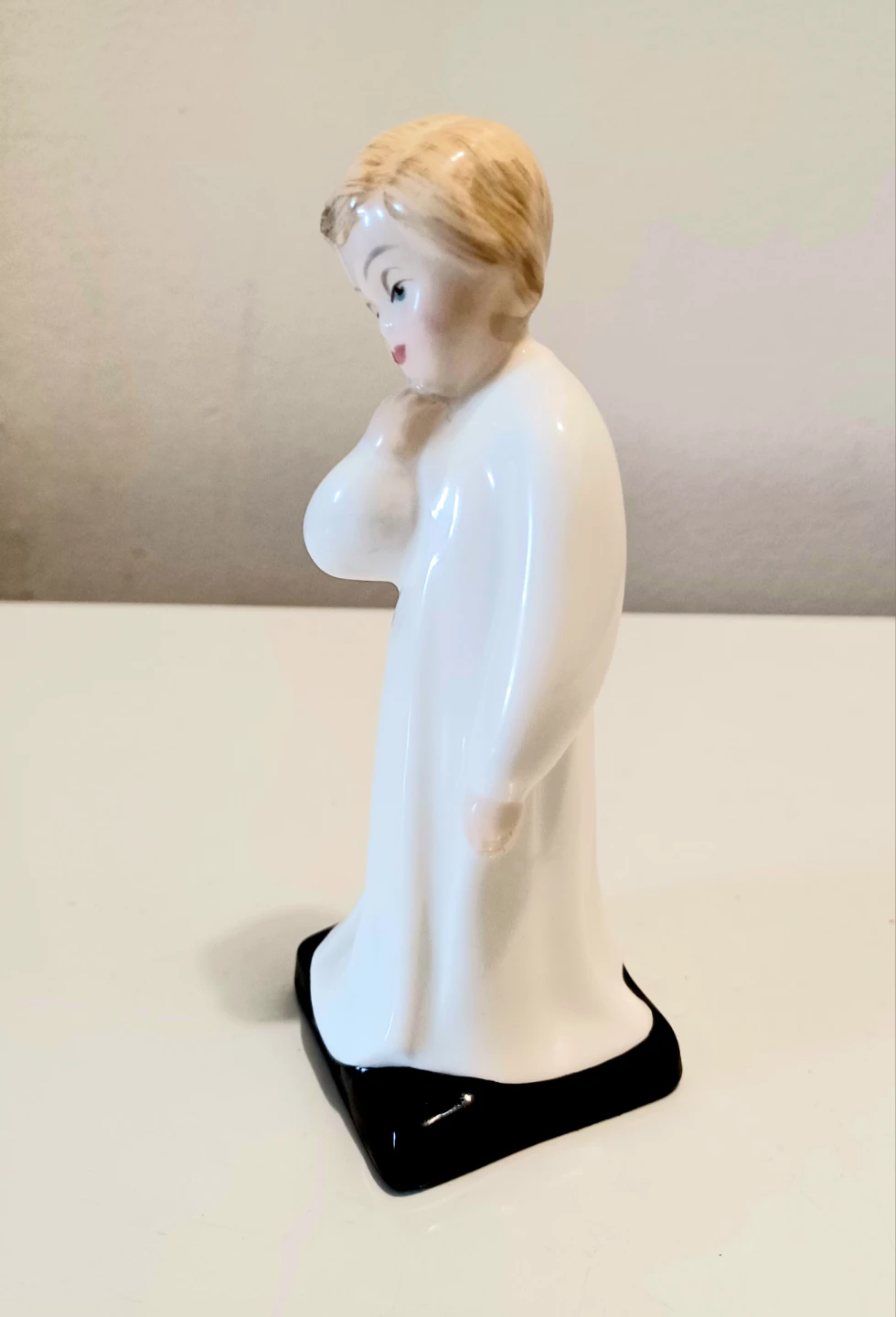 Vtg Royal Doulton Darling Figurine - photo 2