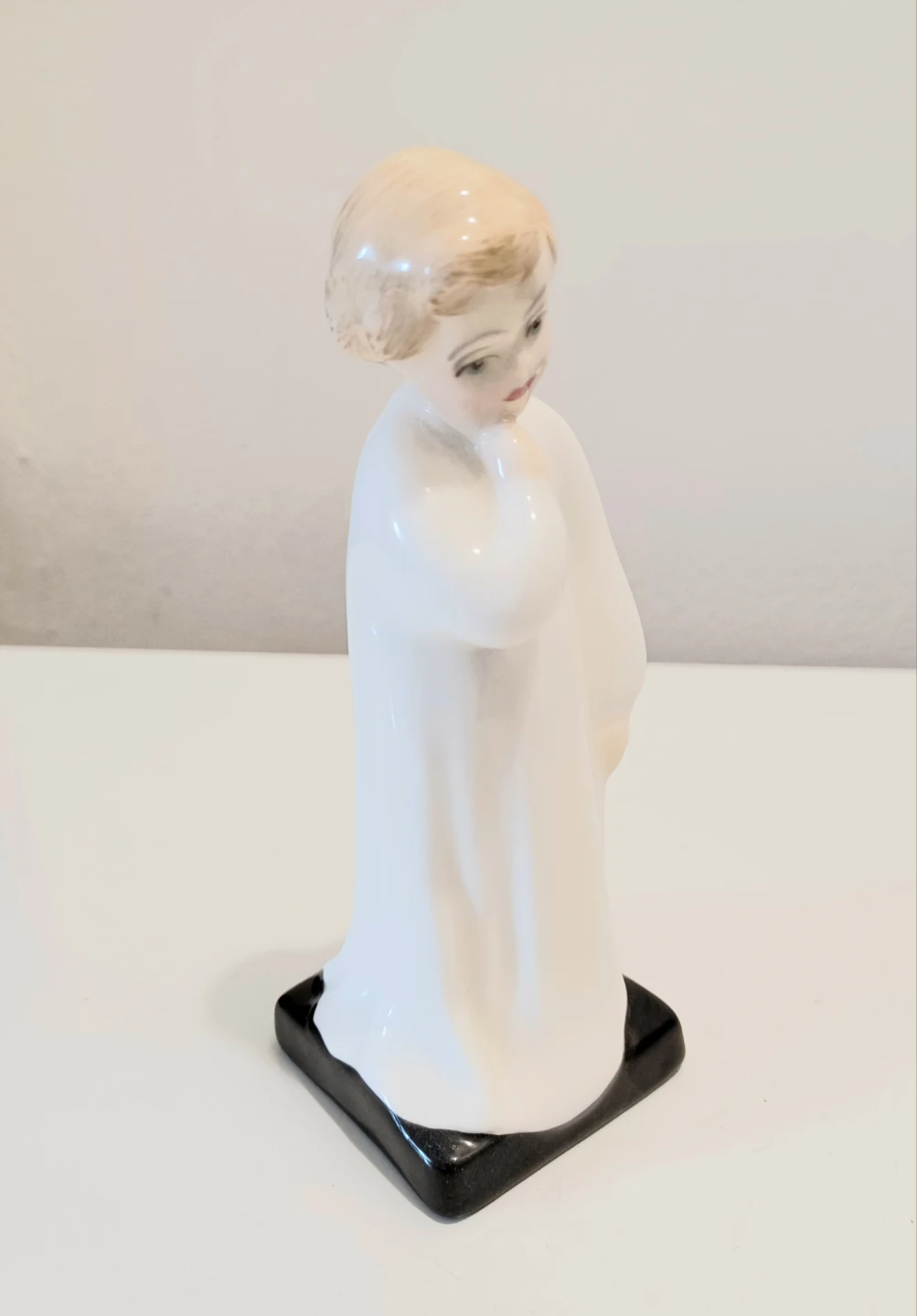 Vtg Royal Doulton Darling Figurine - photo 3