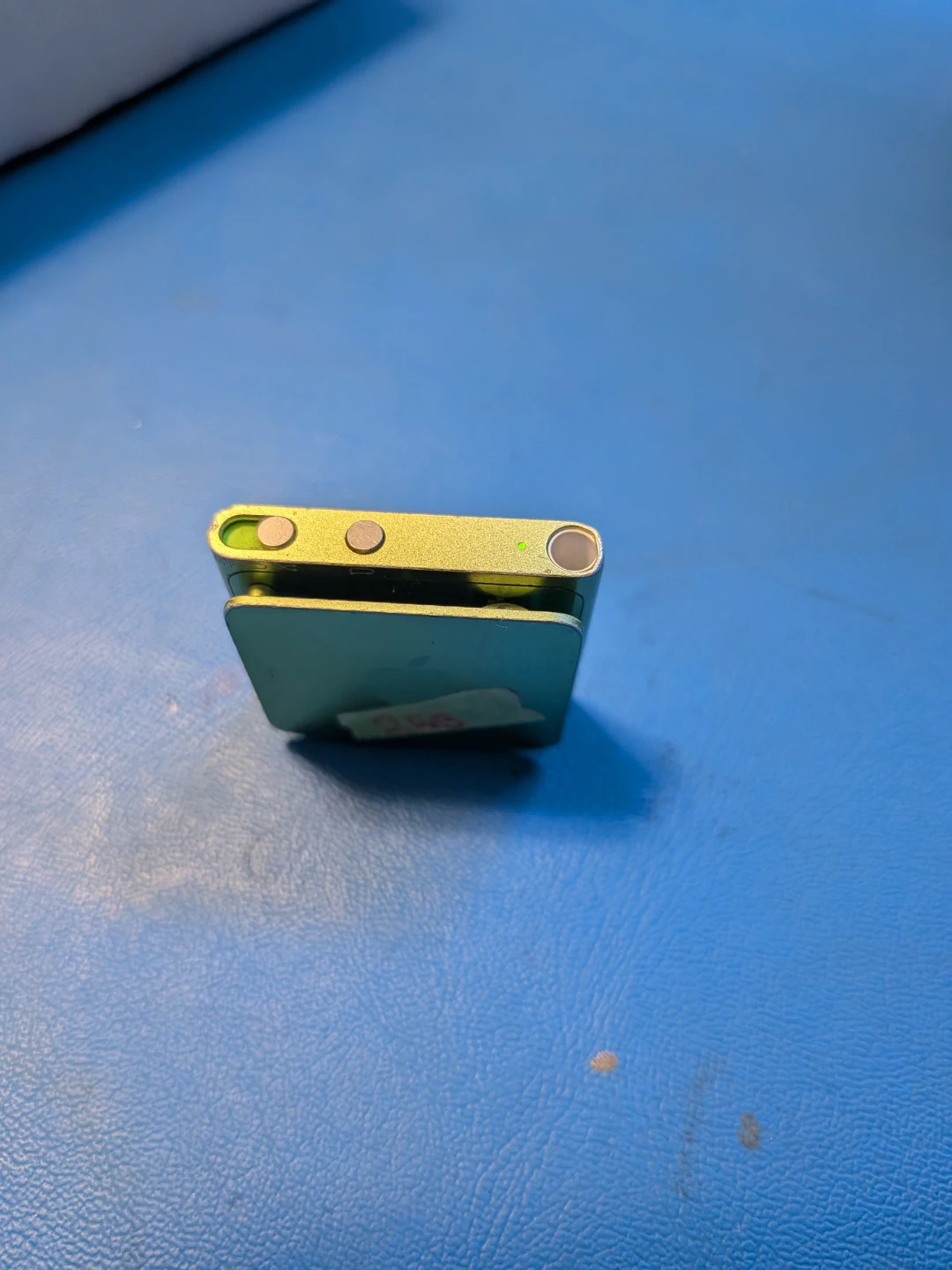 iPod Shuffle 4th Gen 2GB - photo 2