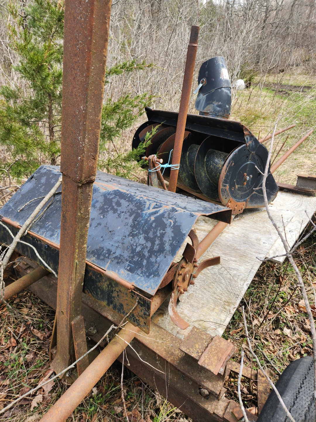 White Yard Boss Lawn Tractor - photo 3