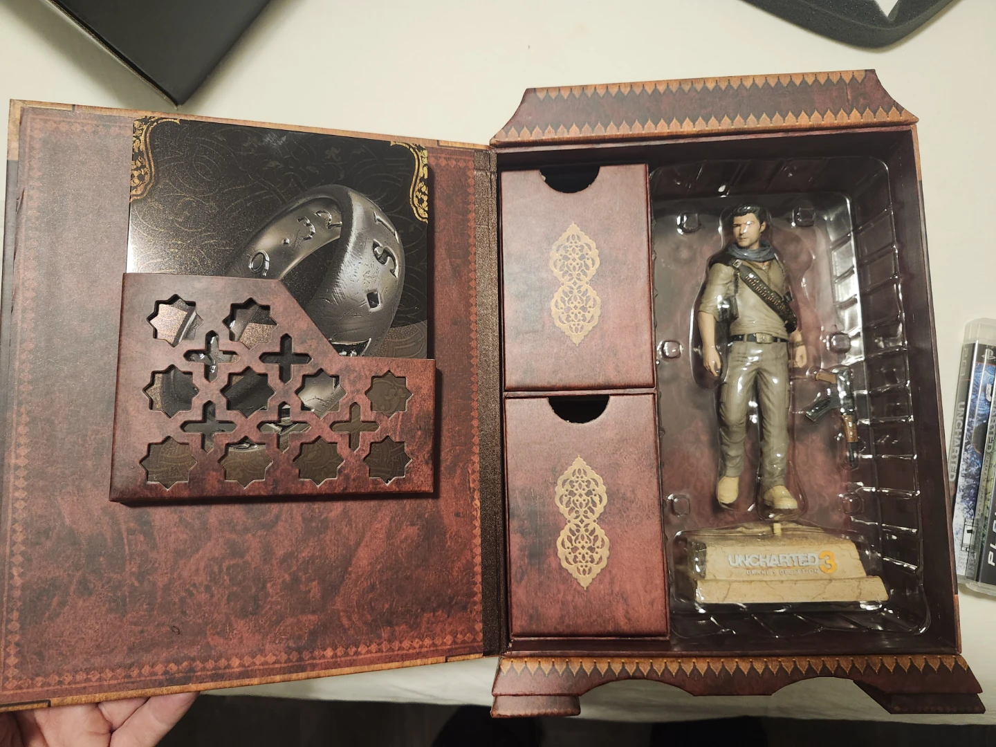Uncharted 3 collectors edition + uncharted 1 and 2 for ps3 - photo 3