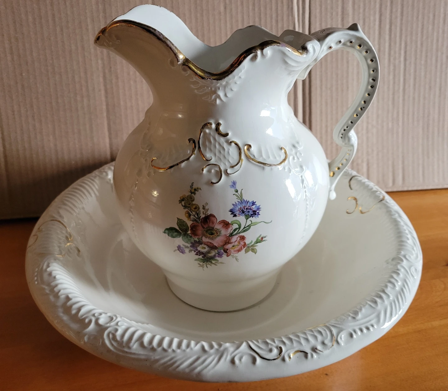 Beautiful Vintage Porcelain Wash Basin and Pitcher Set. - photo 2