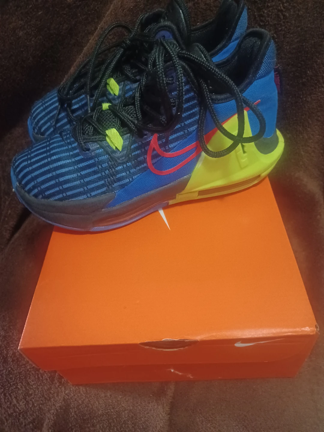 Nike lebron witness 6 volt racer blue size 4.5y