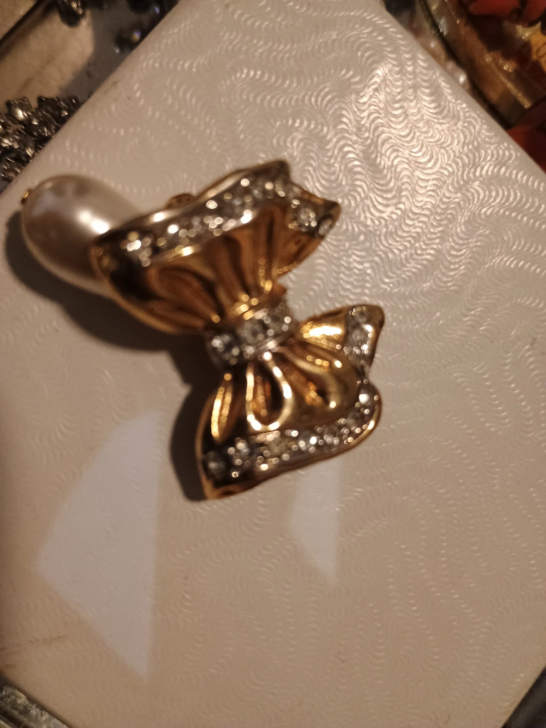 Gold tone brooch with pearl and rhinestones - photo 2