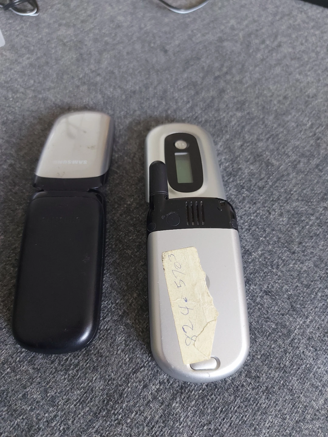 Samsung AT&T & Motorola V177 Vintage Flip Phones - photo 4