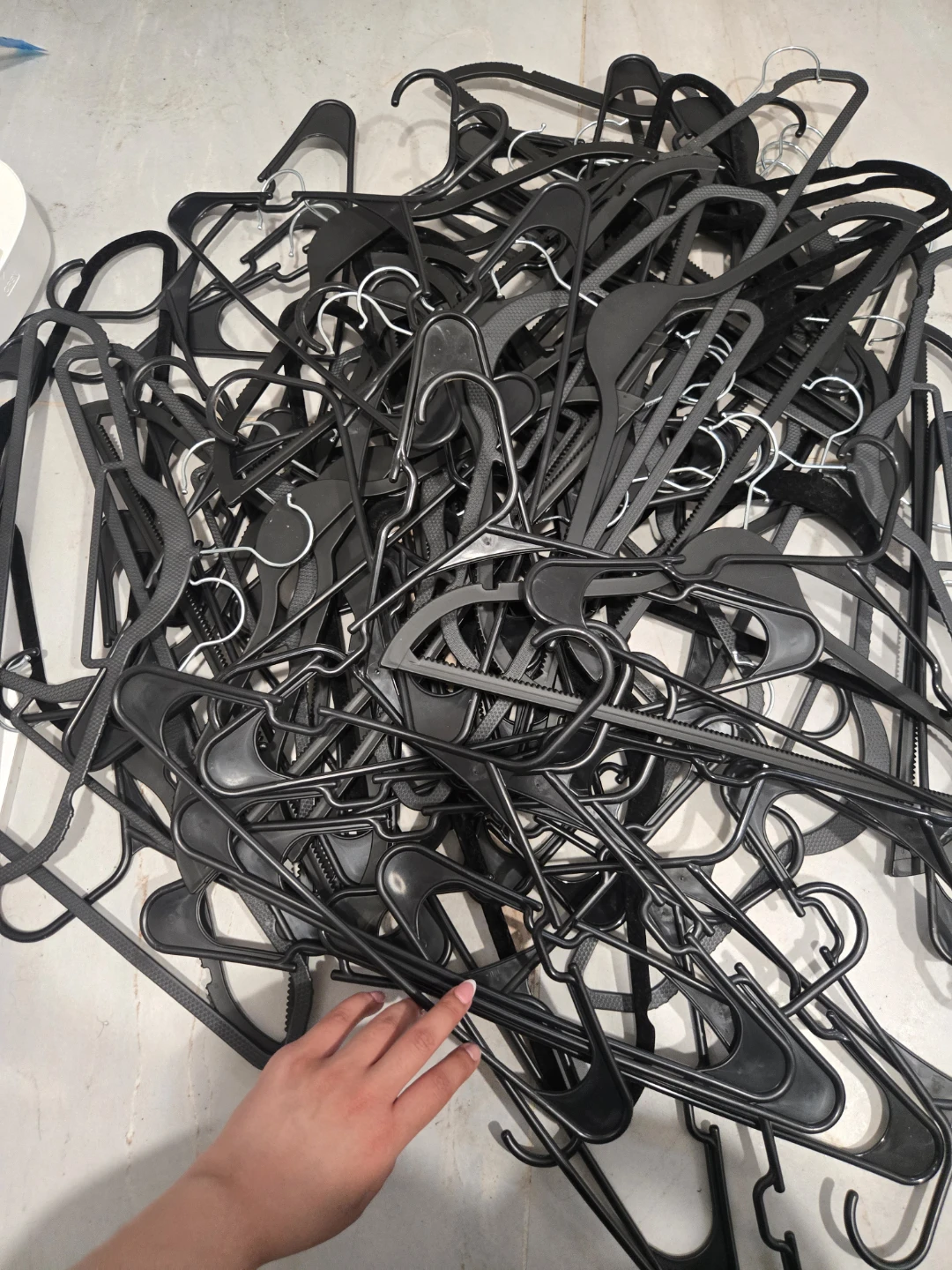 Black Plastic Hangers (Bulk Lot)