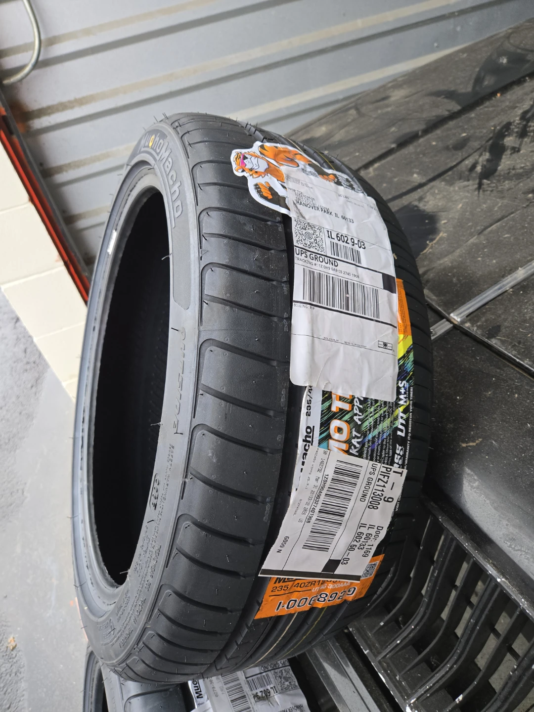 235/40ZR18 95Y Cosmo Macho Performance Tires (Set of 4)