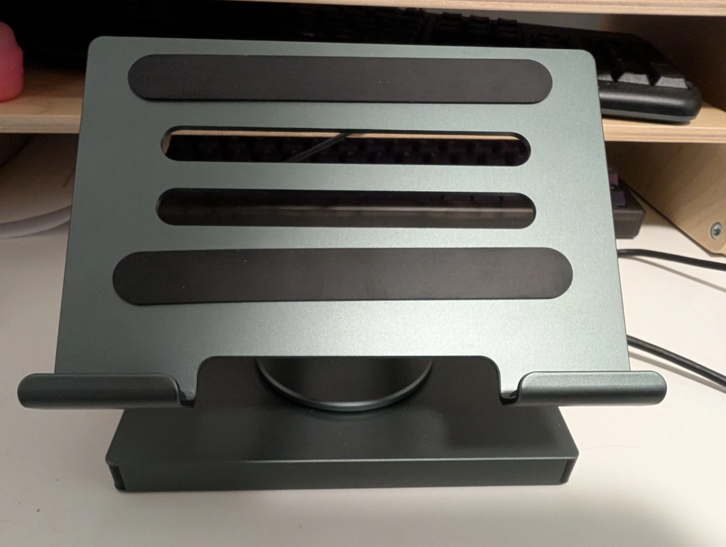 8-in-1 USB-C Hub Laptop / iPad Docking Station - photo 2