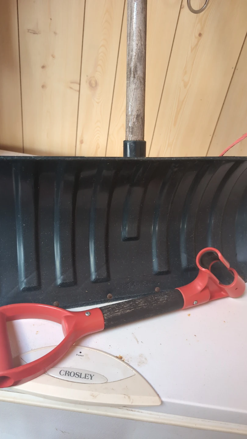 Snow shovel